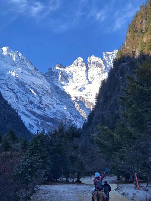 最近雨崩人多吗，景色怎么样「爬雪山被晒成面膜脸会变黑吗」 沐浴