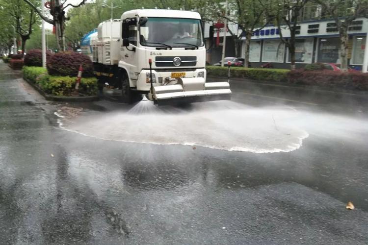 洒水车为什么在下雨和下雪的天气还作业「环卫工追洒水车作业图片」 格雅卫浴