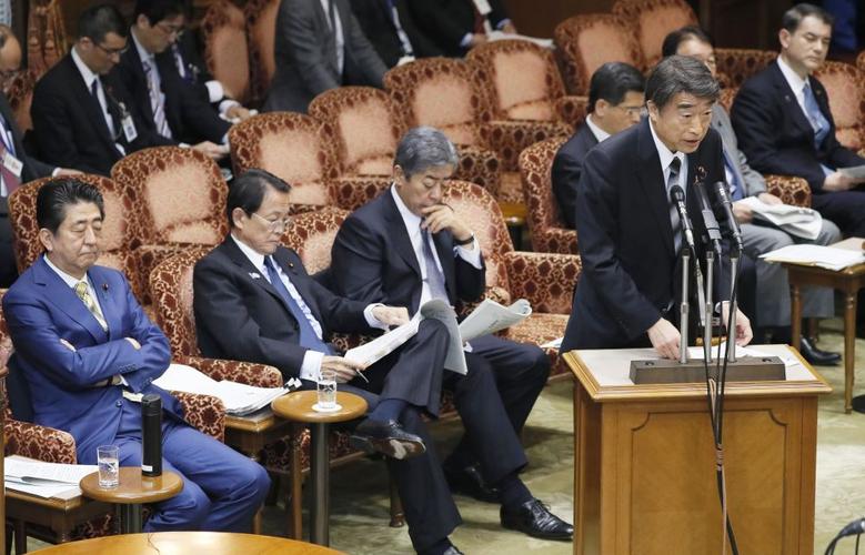 出席众议院预算委员会会议当众“提裤子”，安倍为啥有这举动「日本岸田内阁成员」 沐浴